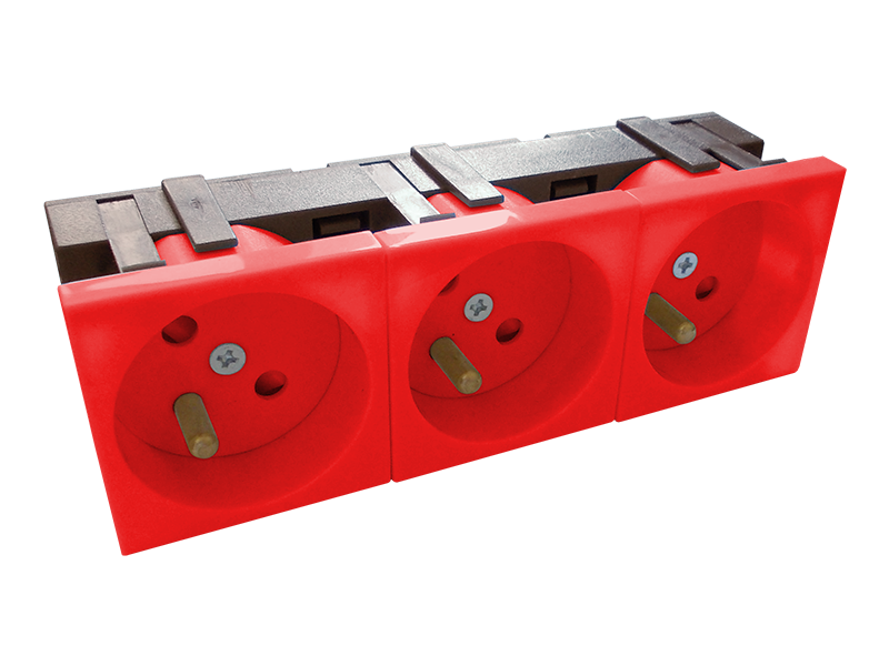 TRIPLE 45X45 GROUNDED SOCKET RED